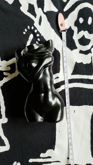 Jarrón figura cuerpo humano y 9 rosas negras