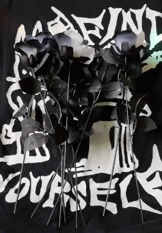 Jarrón figura cuerpo humano y 9 rosas negras