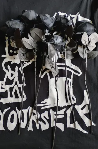 Jarrón figura cuerpo humano y 9 rosas negras