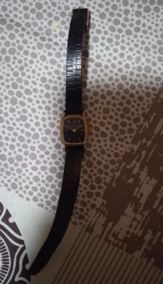 Reloj de pulsera dorado y negro