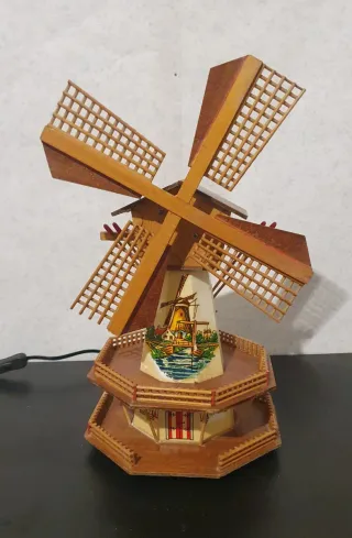 Lampada mulino a vento decorativa con carillon.