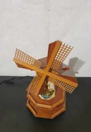 Lampada mulino a vento decorativa con carillon.