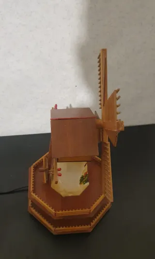 Lampada mulino a vento decorativa con carillon.