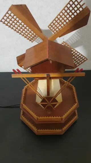 Lampada mulino a vento decorativa con carillon.