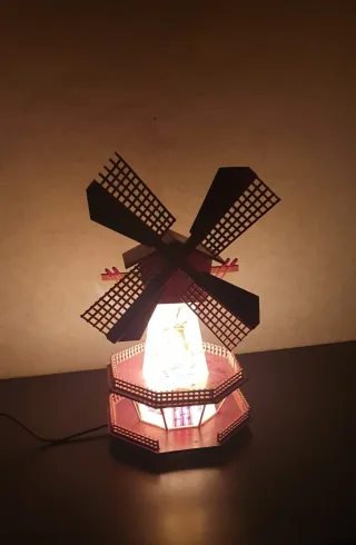 Lampada mulino a vento decorativa con carillon.