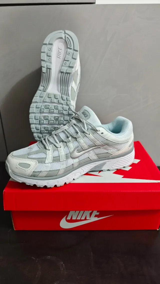 Zapatillas Nike grises y blancas