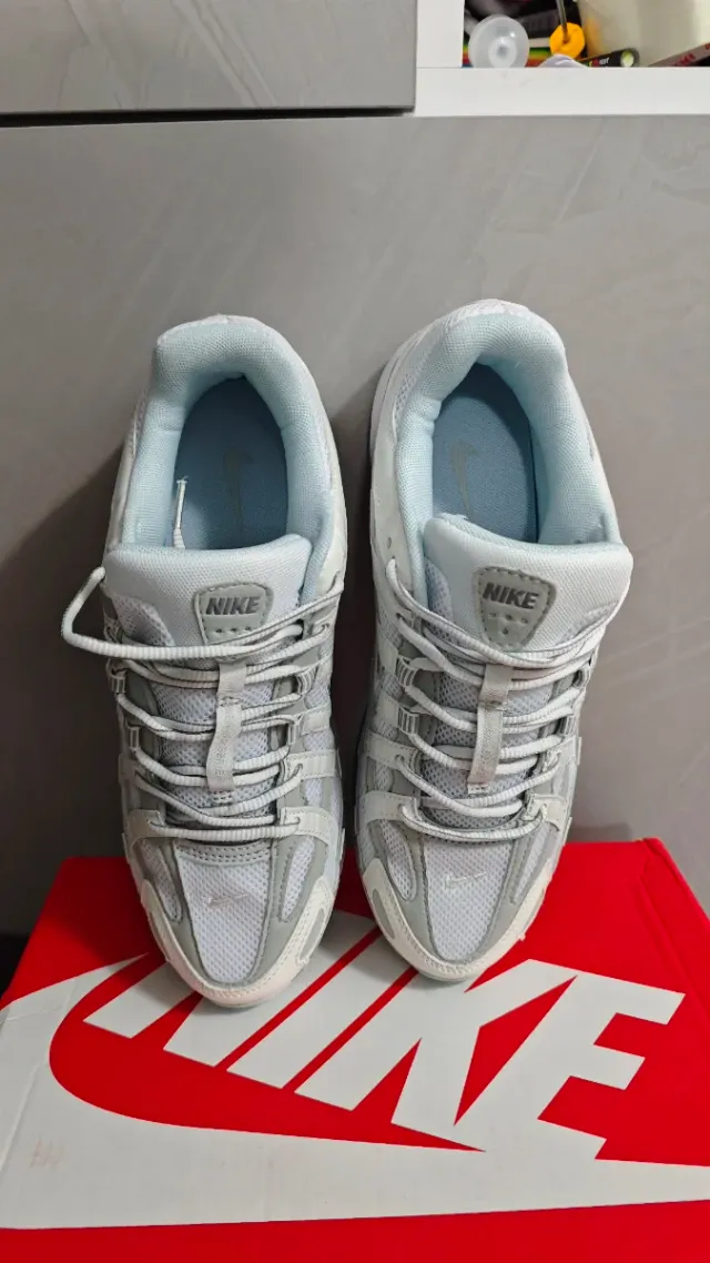 Zapatillas Nike grises y blancas