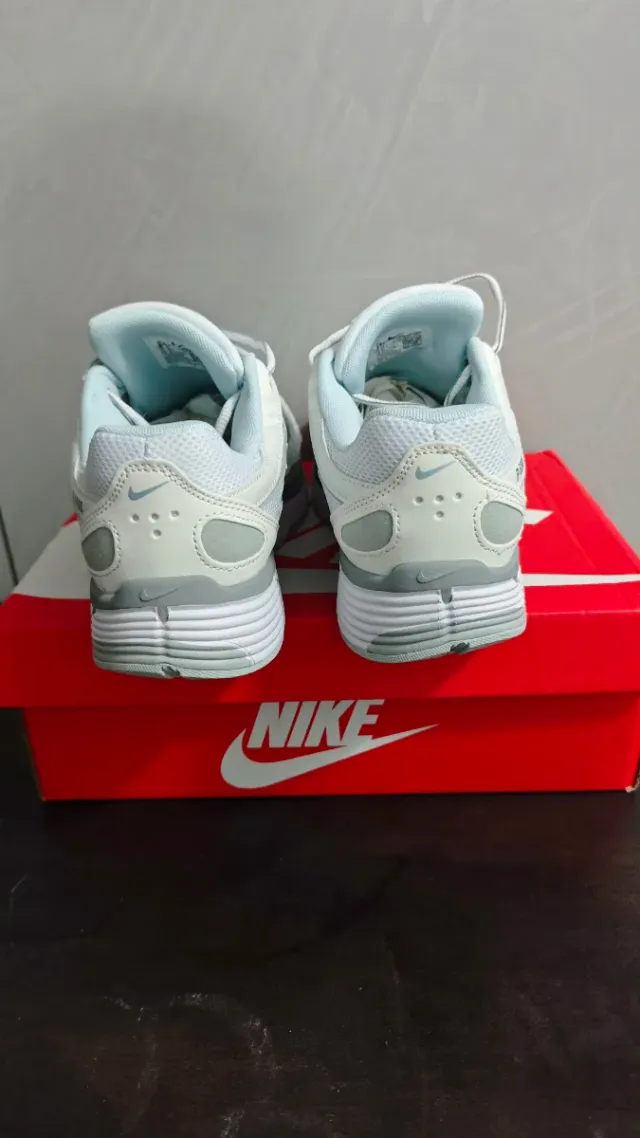 Zapatillas Nike grises y blancas