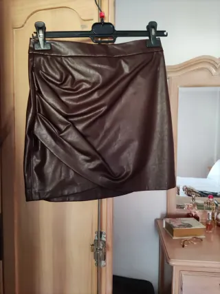 Falda efecto piel marrón