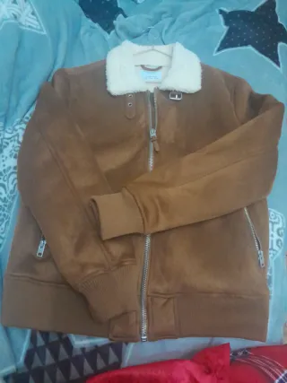 Cazadora Bershka efecto ante con borreguito Talla