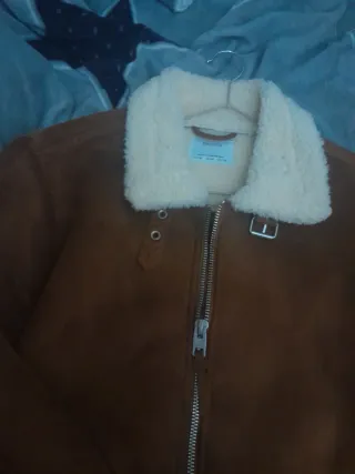 Cazadora Bershka efecto ante con borreguito Talla