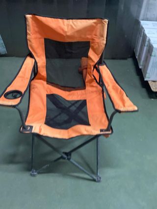 Sedia pieghevole arancione da campeggio