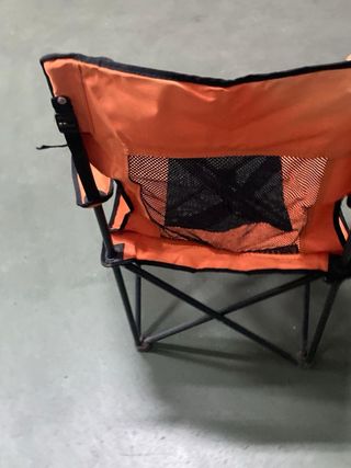 Sedia pieghevole arancione da campeggio