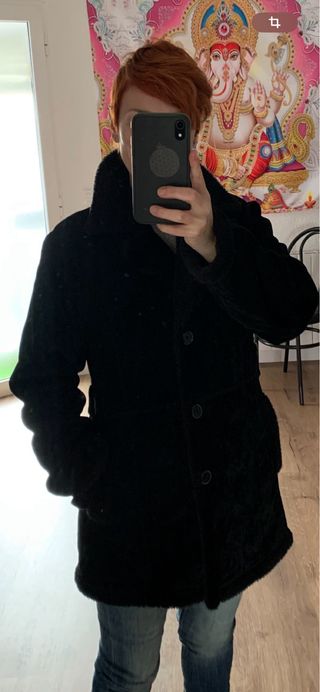 Abrigo negro de pelo sintético