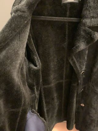 Abrigo negro de pelo sintético