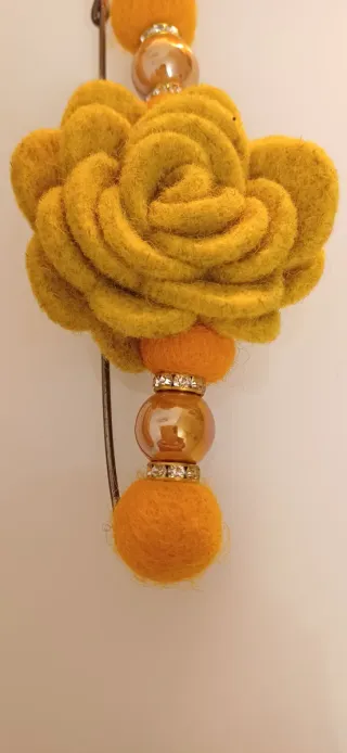 Spillone rosa lana giallo con perle