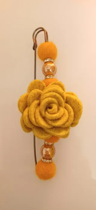 Spillone rosa lana giallo con perle