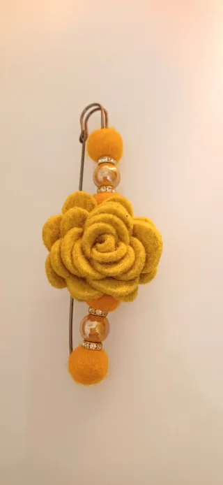 Spillone rosa lana giallo con perle