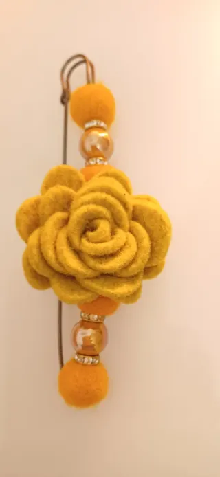 Spillone rosa lana giallo con perle