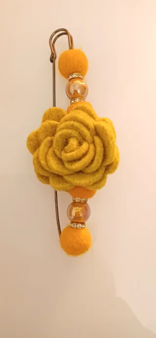 Spillone rosa lana giallo con perle
