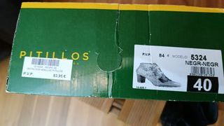 Botines negros mujer con flecos y hebillas