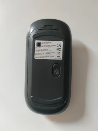 Ratón de ordenador inalámbrico en su caja