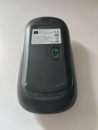 Ratón de ordenador inalámbrico en su caja