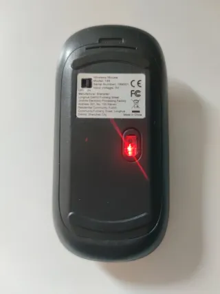 Ratón de ordenador inalámbrico en su caja