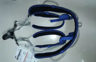 Arnés, disipadora y cabo doble regulable.