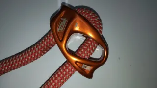 Arnés, disipadora y cabo doble regulable.