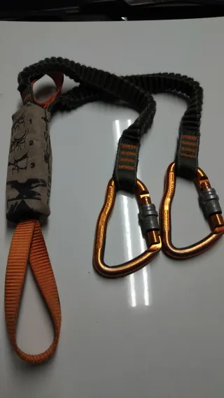 Arnés, disipadora y cabo doble regulable.