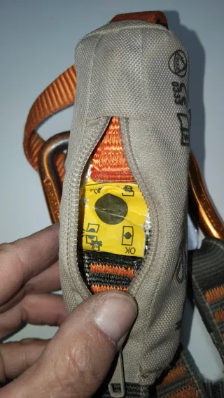 Arnés, disipadora y cabo doble regulable.