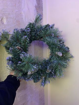 Ghirlanda innevata con pigne