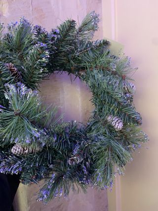 Ghirlanda innevata con pigne