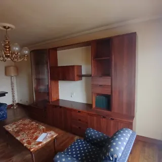 Mueble de salón de madera. Desmontar en Basauri.