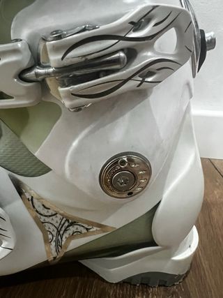 Botas de esquí Atomic Comfortfit blancas.