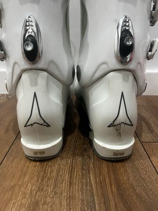 Botas de esquí Atomic Comfortfit blancas.