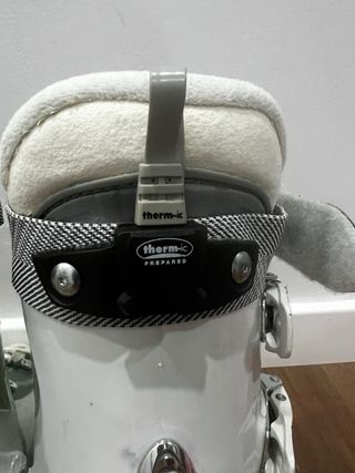 Botas de esquí Atomic Comfortfit blancas.