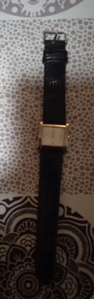 Reloj de pulsera negro y dorado