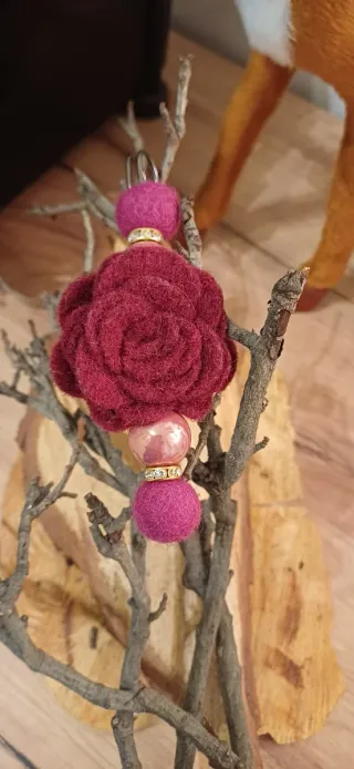 Spillone rosa lana con perle