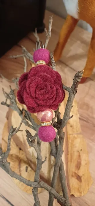 Spillone rosa lana con perle