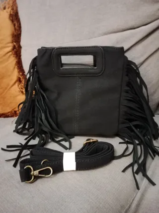 Bolso negro con flecos y asa