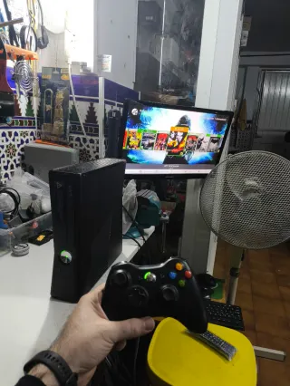 Xbox 360 Slim 500GB Negra + Extras