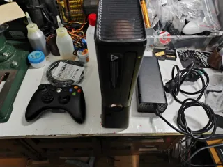 Xbox 360 Slim 500GB Negra + Extras
