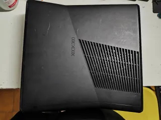 Xbox 360 Slim 500GB Negra + Extras