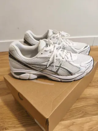Zapatillas Asics Blancas y Plateadas