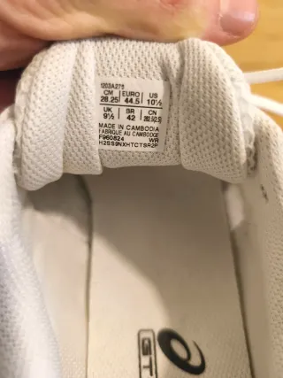 Zapatillas Asics Blancas y Plateadas