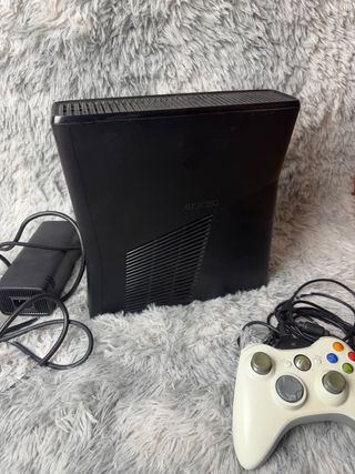 Xbox 360 Negra + Mando Blanco