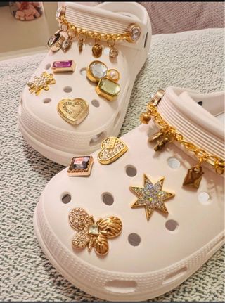 Crocs Blancas con Dijes Dorados Talla 36