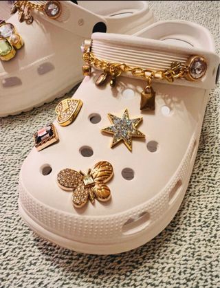 Crocs Blancas con Dijes Dorados Talla 36